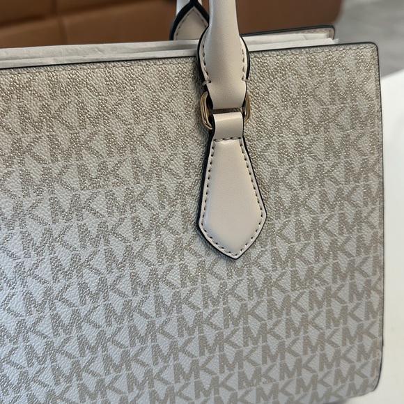 MICHAEL KORS BRAND NEW SHEILA MEDIUM SIGNATURE LOGO METALLIC SATCHEL - Picture 15 of 17